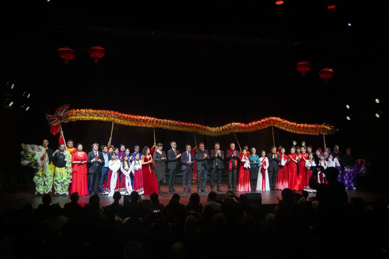 中芬嘉賓與演出人員合影。中國駐芬蘭大使館供圖