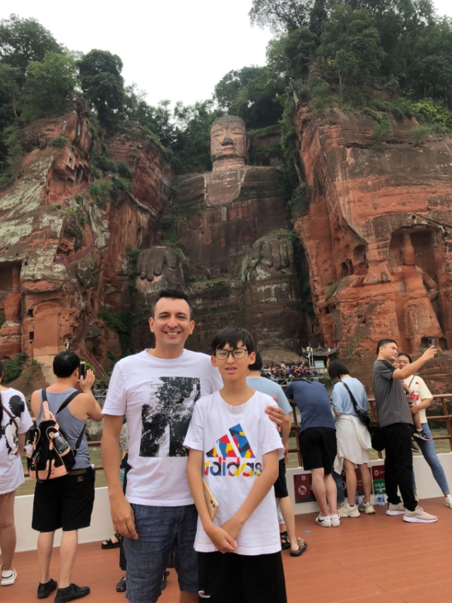 埃爾南多與兒子在廣東佛山。圖片由受訪者提供