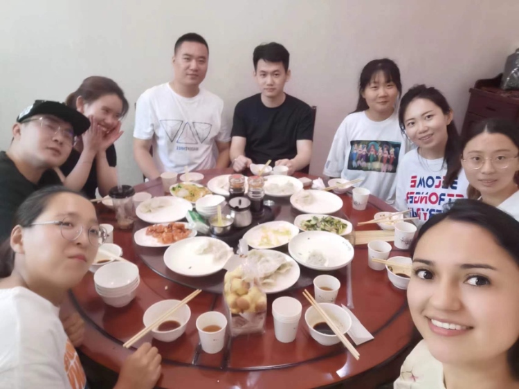 保拉與中國朋友在一起。圖片由受訪者提供