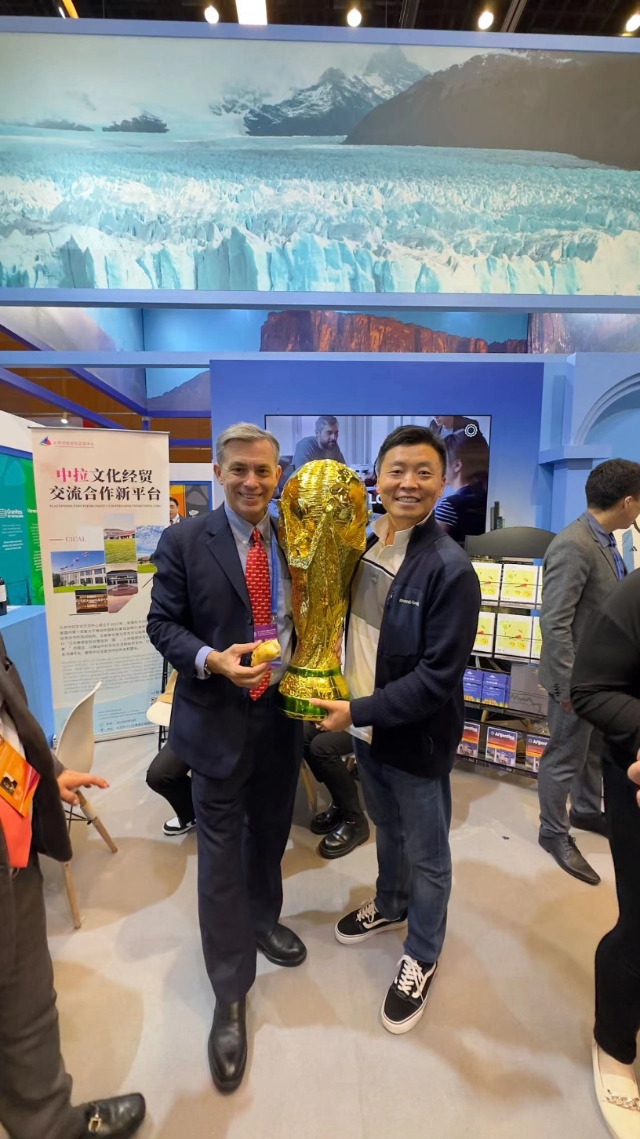 2022年，馬克西米與同事在上海。圖片由受訪者提供