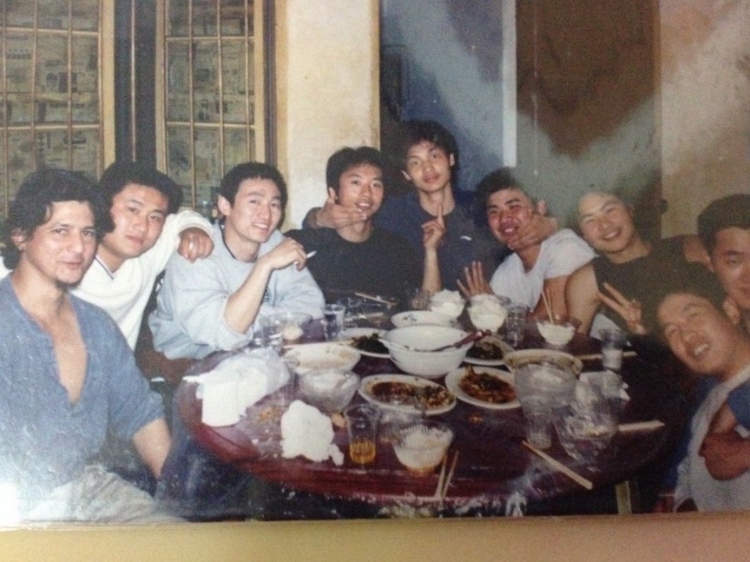 2007 年，卡洛斯·卡斯蒂略（左一）和他的中國朋友在武漢慶祝春節(jié)。圖片由受訪者提供
