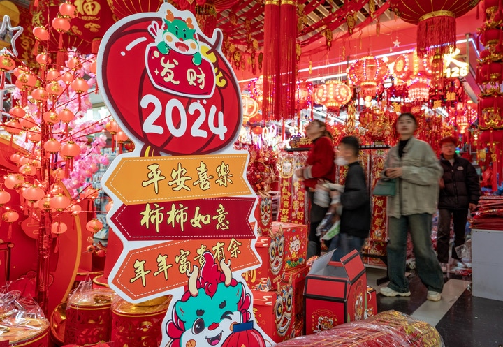 1月11日，顧客在昆明新螺螄灣國(guó)際商貿(mào)城選購(gòu)節(jié)日飾品。新華社記者 陳欣波 攝