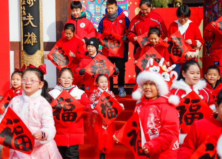 2月2日，小朋友在濟(jì)南五龍?zhí)毒皡^(qū)參加送福字活動(dòng)。新華社發(fā)（徐舟攝）