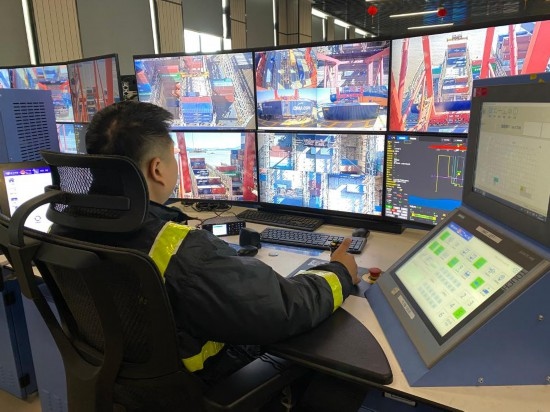 圖為寧波舟山港梅山港區(qū)遠控操作室內(nèi)，橋吊司機在遠程控制橋吊裝卸。新華社記者魏一駿 攝
