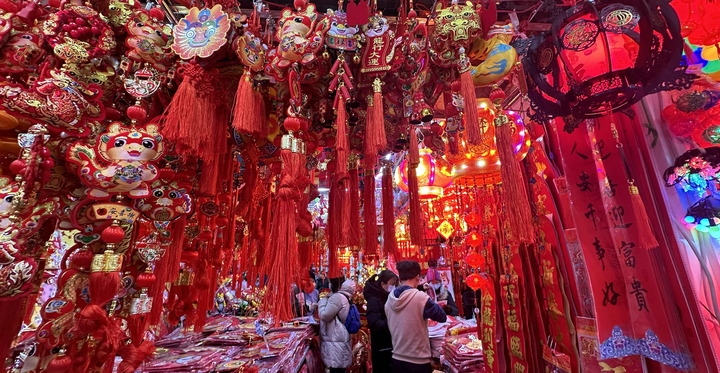 1月19日，市民在北京一商場(chǎng)內(nèi)選購(gòu)春節(jié)裝飾品。新華社記者李欣攝
