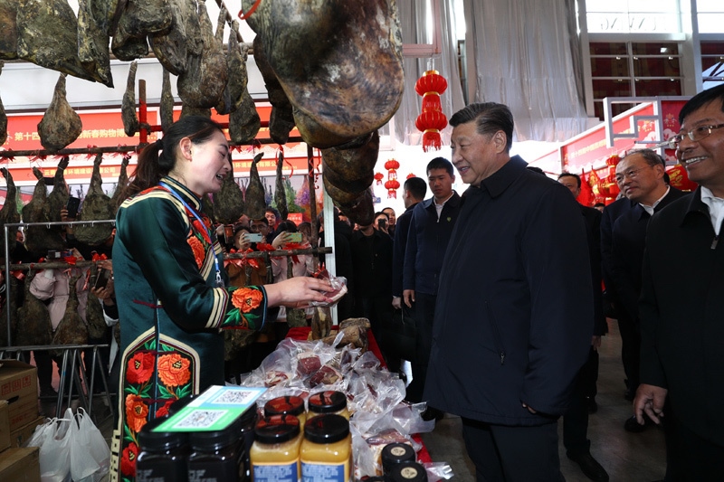 2020年1月19日至21日，中共中央總書記、國家主席、中央軍委主席習近平來到云南，看望慰問各族干部群眾，向全國人民致以新春祝福。這是20日下午，習近平在昆明新春購物博覽會年貨街，了解春節(jié)前市場供應情況。新華社記者 鞠鵬 攝