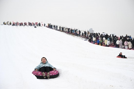 圖為1月18日，市民在內(nèi)蒙古賽馬場滑雪圈。新華社記者 貝赫 攝