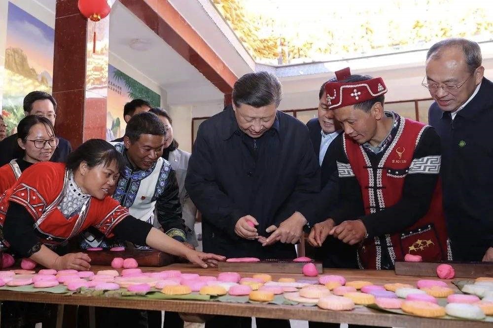 2020年1月19日，習(xí)近平總書記在云南省騰沖市清水鄉(xiāng)三家村中寨司莫拉佤族村，同村民李發(fā)順一家制作當(dāng)?shù)毓?jié)日傳統(tǒng)食品大米粑粑。新華社記者 鞠鵬 攝