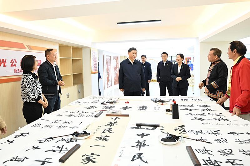 △2023年12月14日，習(xí)近平總書記在廣西南寧市良慶區(qū)蟠龍社區(qū)黨群服務(wù)中心文體活動室同社區(qū)居民親切交流。