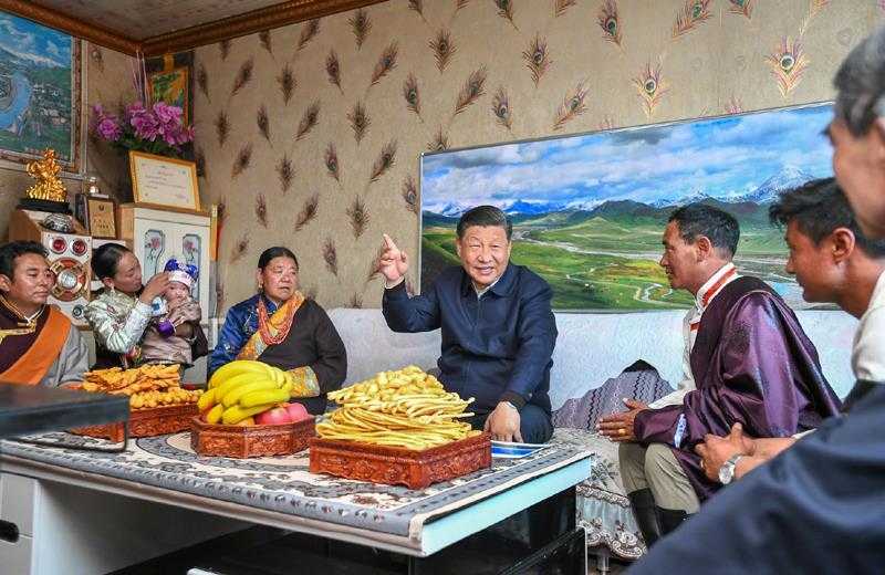 △2021年6月8日，習(xí)近平總書記在青海海北藏族自治州剛察縣果洛藏貢麻村，同藏族牧民索南才讓一家人圍坐在客廳聊家常。
