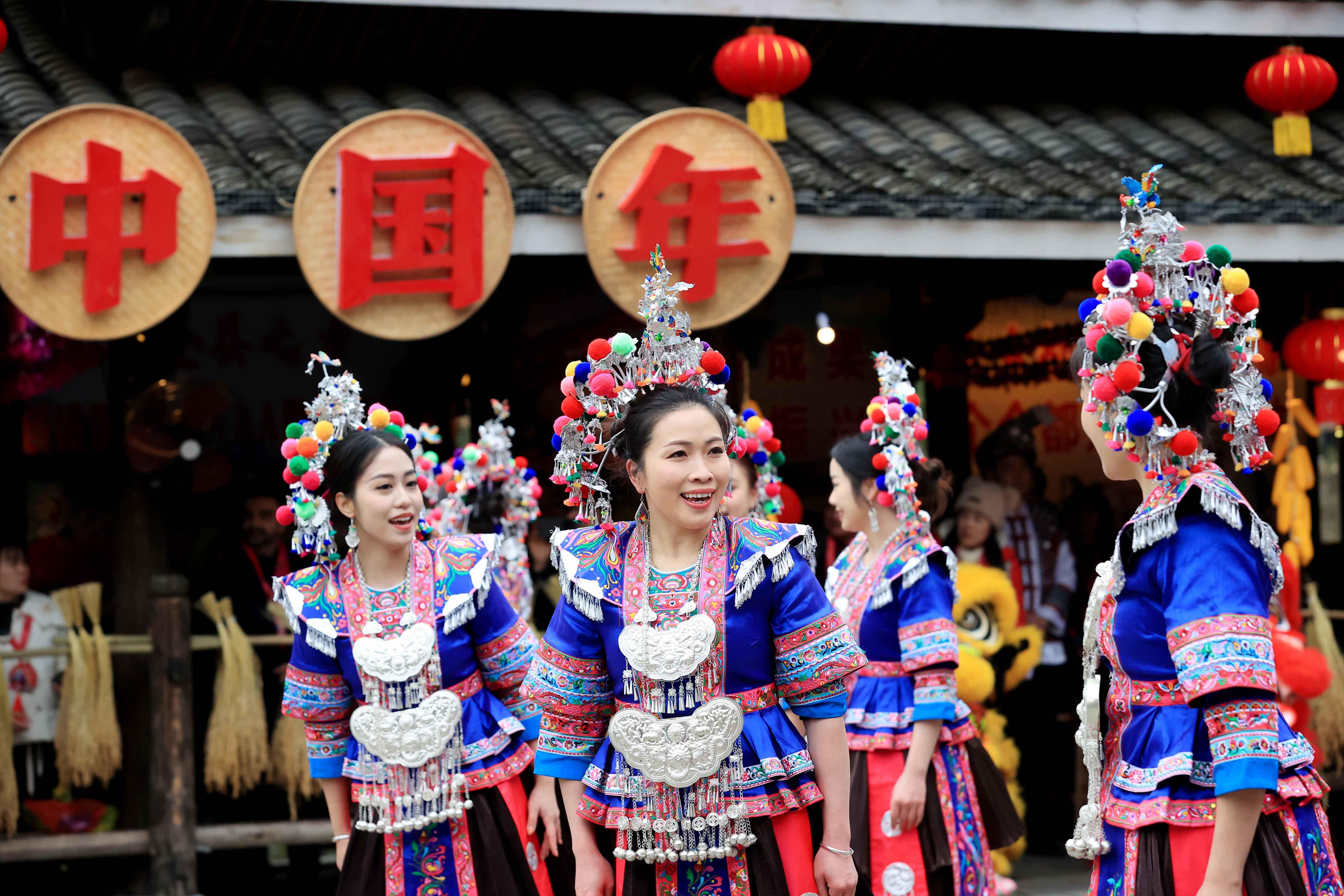 △2024年2月3日，在廣西柳州三江侗族自治縣林溪鎮(zhèn)程陽八寨景區(qū)，“村晚”紅紅火火進(jìn)行。