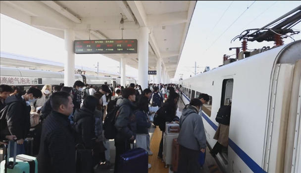 景德鎮(zhèn)北站的旅客陸續(xù)登上回家的列車。中國鐵路南昌局供圖