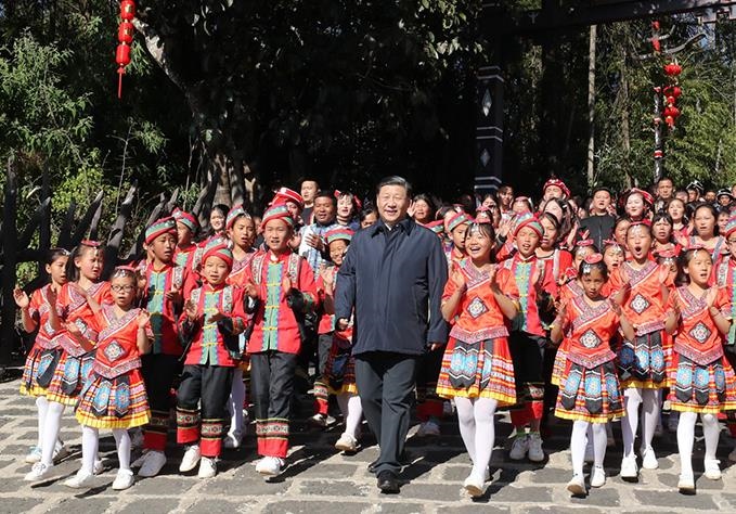 △2020年1月19日，習(xí)近平總書記來到云南騰沖市清水鄉(xiāng)三家村中寨司莫拉佤族村看望鄉(xiāng)親們。告別時，鄉(xiāng)親們唱著《阿佤人民唱新歌》，簇?fù)碇倳涀叱龃蹇?，歌聲笑聲在村寨久久回蕩? width=