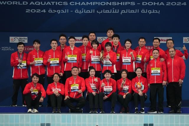 2月10日，中國隊選手和教練在獲得最佳跳水團(tuán)隊后合影。 新華社記者 薛宇舸 攝