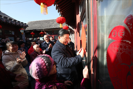 2019年2月1日上午，習(xí)近平總書記在前門東區(qū)草廠四條胡同32號院，高興地拿起一幅“?！弊?，親自貼到門上，給這里的老街坊們拜年。新華社記者鞠鵬攝