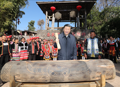 2020年1月19日下午，習(xí)近平總書記在騰沖市清水鄉(xiāng)三家村中寨司莫拉佤族村廣場上，敲響三聲佤族木鼓，祝福來年風(fēng)調(diào)雨順、國泰民安。新華社記者 鞠鵬 攝