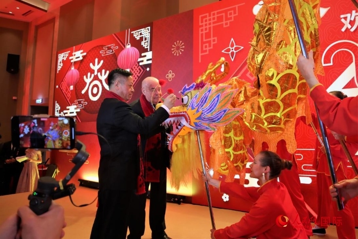 張漢暉（左）、施威特科（右）共同為彩龍點(diǎn)睛。于子恒攝