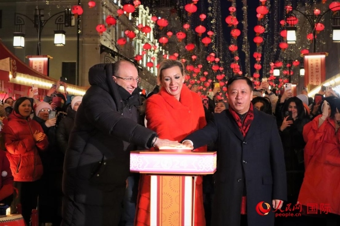 張漢暉、扎哈羅娃、科茲洛夫（從右至左）共同按下活動啟動按鈕。于子恒攝