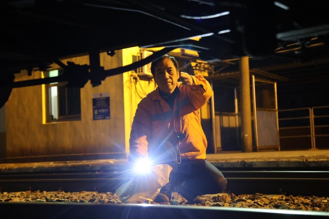 凌晨2點(diǎn)，李金饒正在檢查關(guān)門車。陸佳駿攝