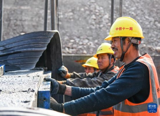 2月13日，在四川省通江縣青峪口水庫建設(shè)現(xiàn)場，中鐵十一局的工人正在進行混凝土縱向圍堰施工。