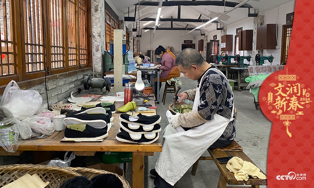 唐昌布鞋坊內(nèi)的工人正在趕制布鞋。王凡攝