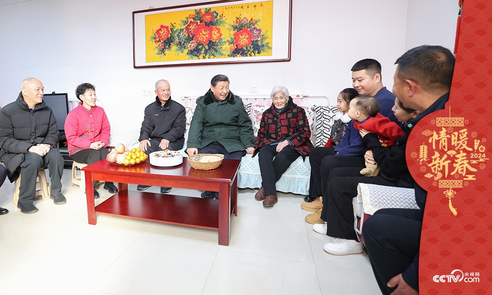 2024年2月1日，習(xí)近平總書記在天津第六埠村考察時，同村民杜洪剛一家人親切拉家常。