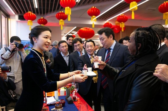2月2日，人們在位于意大利羅馬的聯(lián)合國糧農組織總部體驗中國茶藝。新華社記者李京攝