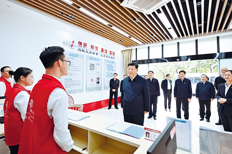 2023年12月14日至15日，中共中央總書記、國家主席、中央軍委主席習(xí)近平在廣西考察。這是14日上午，習(xí)近平在南寧市良慶區(qū)蟠龍社區(qū)黨群服務(wù)中心考察。 新華社記者 燕雁/攝