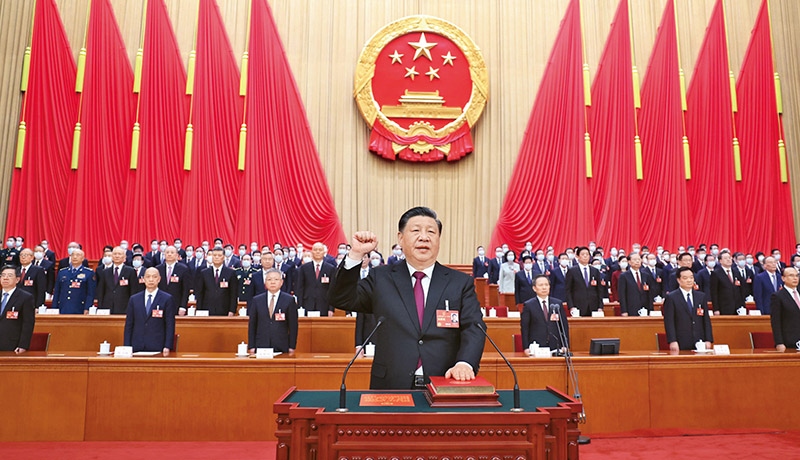 2023年3月10日，十四屆全國人大一次會議在北京人民大會堂舉行第三次全體會議。習(xí)近平全票當(dāng)選中華人民共和國主席、中華人民共和國中央軍事委員會主席。這是習(xí)近平進(jìn)行憲法宣誓。 新華社記者 鞠鵬/攝