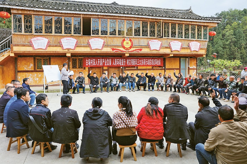 圖為2023年4月6日，貴州省黔東南苗族侗族自治州施秉縣白垛鄉(xiāng)白垛村村民在討論產業(yè)發(fā)展、人居環(huán)境提升、鄉(xiāng)村文明建設相關事宜。 人民圖片 磨桂賓/攝