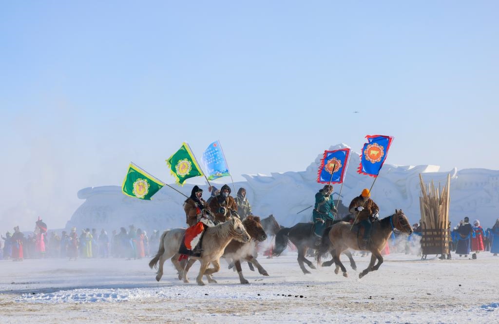 賽馬選手在內(nèi)蒙古自治區(qū)第二十屆冰雪那達慕開幕式上入場（2023年12月17日攝）。新華社記者 王楷焱 攝