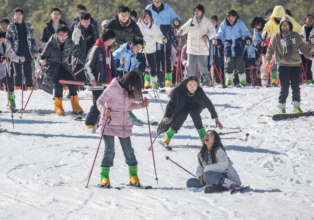 游客在重慶市南川區(qū)金佛山北坡滑雪場滑雪（2023年11月22日攝）。新華社發(fā)（瞿明斌攝）