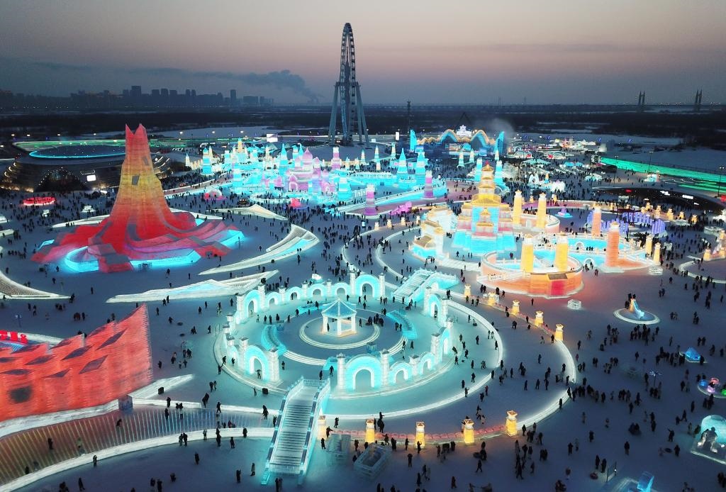 游客在哈爾濱冰雪大世界游玩（無人機照片，2024年1月5日攝）。新華社記者 王建威 攝