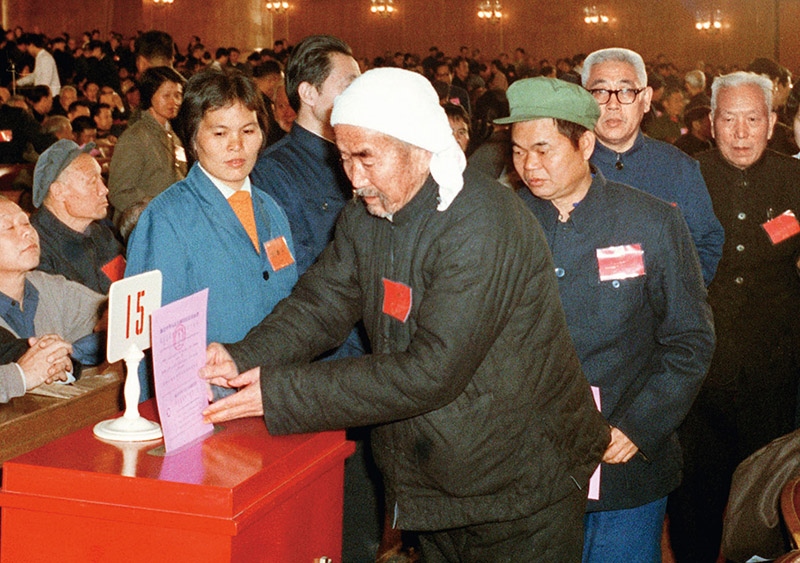 我國現(xiàn)行憲法于1982年12月4日由第五屆全國人大第五次會議通過并公布施行。根據改革開放和社會主義現(xiàn)代化建設的實踐和發(fā)展，全國人大于1988年、1993年、1999年、2004年、2018年先后5次作出必要的、也是十分重要的修正。圖為出席第五屆全國人民代表大會第五次會議的代表投票表決《中華人民共和國憲法》（資料照片）。 新華社發(fā)