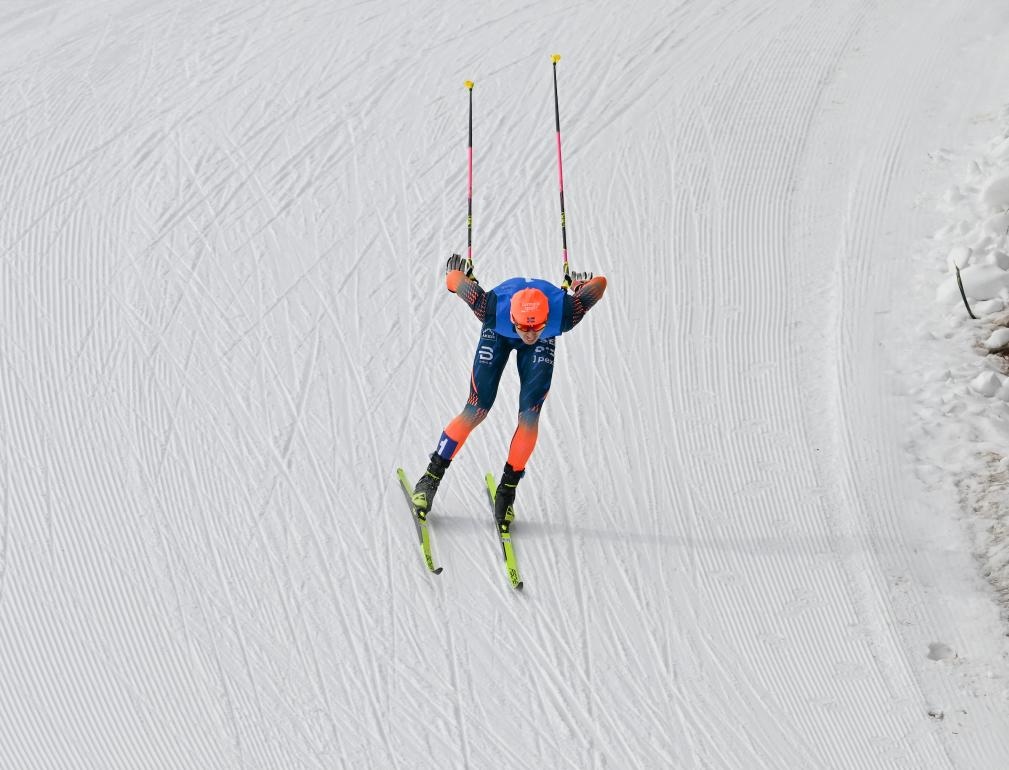重慶隊選手王強在第十四屆全國冬季運動會越野滑雪公開組男子雙追逐比賽中奪冠（2024年2月14日攝）。新華社記者 劉磊 攝