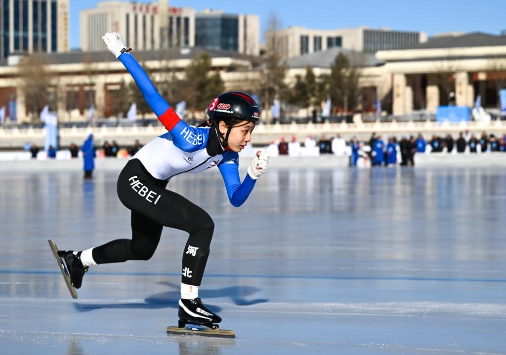 河北隊選手許一凡在第十四屆全國冬季運動會群眾速度滑冰比賽4X200米混合接力比賽中（2024年1月14日攝）。新華社記者 貝赫 攝