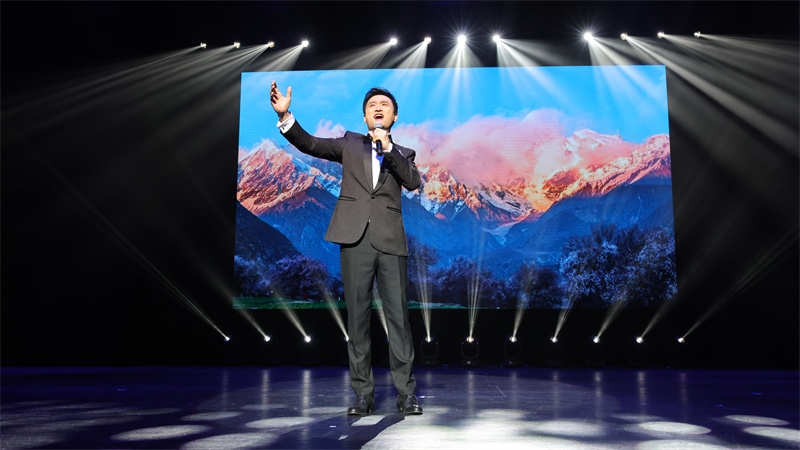 中國鐵路文工團獨唱演員、第十二屆中國音樂金鐘獎聲樂（民族）唱法金獎獲得者馬小明演唱歌曲《天路》。張凱攝