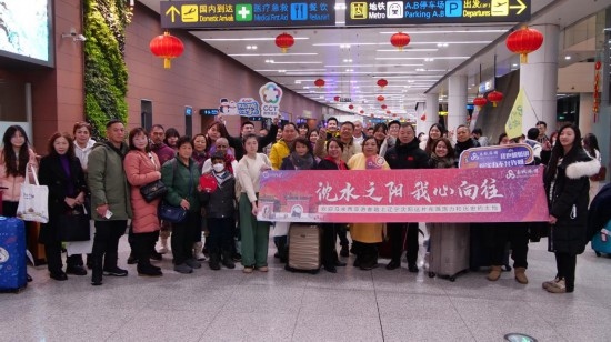 2月11日，一批馬來西亞游客抵達沈陽桃仙國際機場。新華社發(fā)