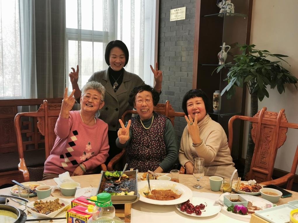 吳釗（前排左一）和鄰居一起在天津過(guò)年。（采訪對(duì)象供圖）