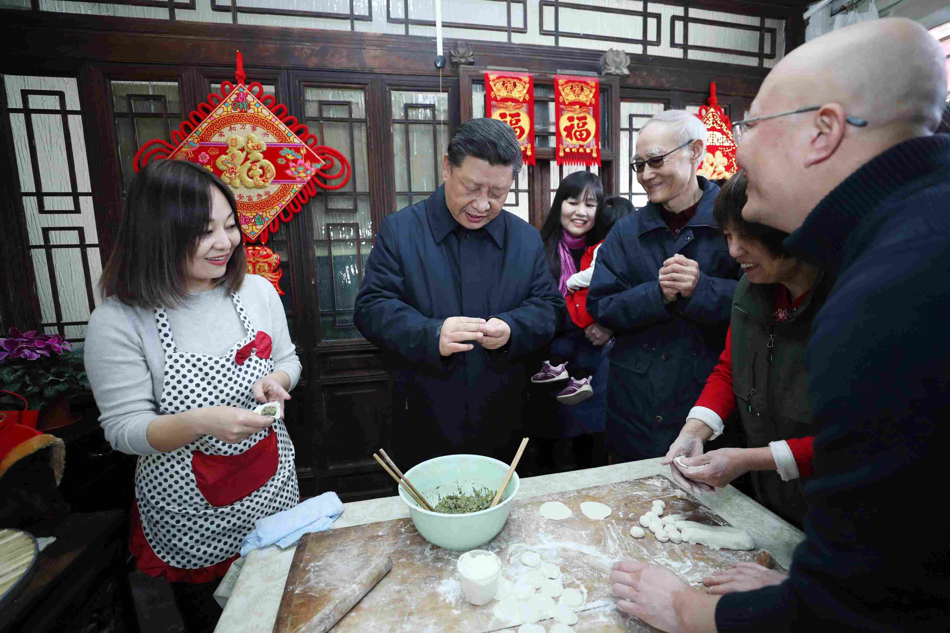 △ 2019年2月1日，習(xí)近平總書記在北京前門東區(qū)草廠四條胡同，同朱茂錦一家人包餃子、聊家常。