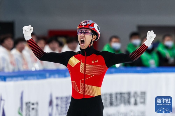 吉林隊選手孫龍沖線后慶祝勝利。新華社記者 李博 攝