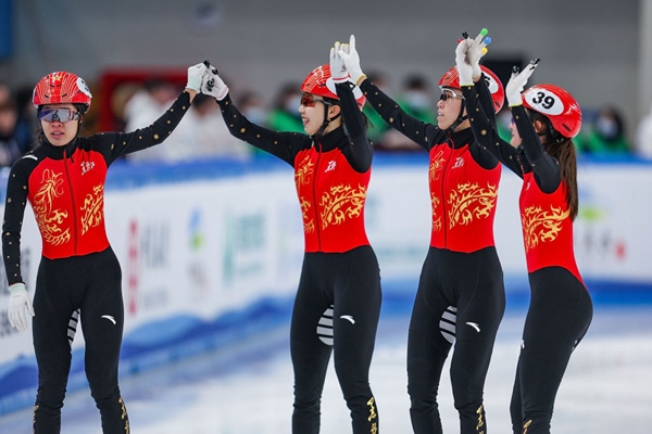 2月18日，黑龍江隊選手徐愛麗（左一）、臧一澤（左二）、范可新（右二）、王欣然在奪冠后向觀眾致意。新華社記者 黃偉 攝