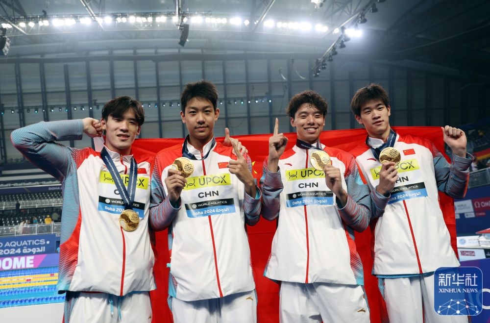 2月11日，2024年多哈游泳世錦賽男子4×100米自由泳接力決賽，中國隊選手王浩宇、張展碩、季新杰和潘展樂（從左到右）在頒獎儀式后合影慶祝。新華社記者 雒圓 攝