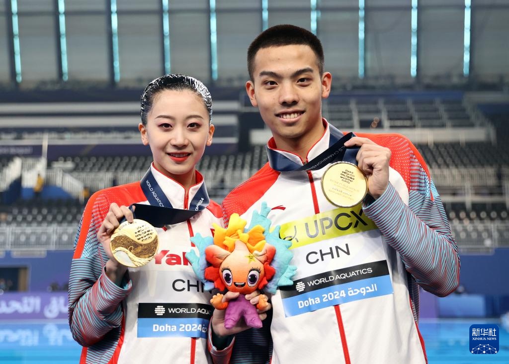 2月10日，2024年多哈游泳世錦賽花樣游泳混合雙人自由自選決賽，程文濤（左）/石浩玙在頒獎儀式后合影。新華社記者 雒圓 攝