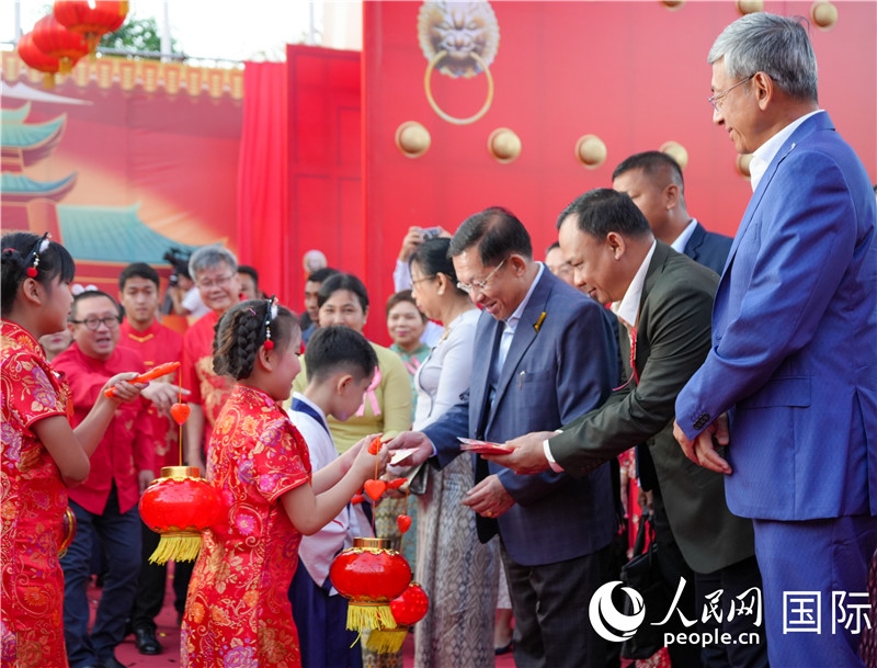 在活動現(xiàn)場，敏昂萊主席夫婦根據(jù)當(dāng)?shù)貍鹘y(tǒng)向兒童送祝福1-人民網(wǎng)記者謝佳君攝