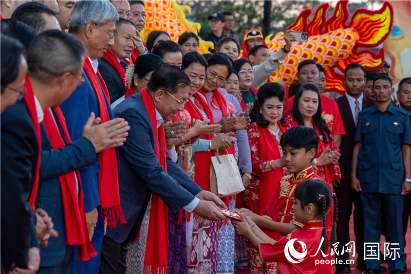 在活動現(xiàn)場，敏昂萊主席根據(jù)當(dāng)?shù)貍鹘y(tǒng)向兒童送祝福2-人民網(wǎng)記者謝佳君攝