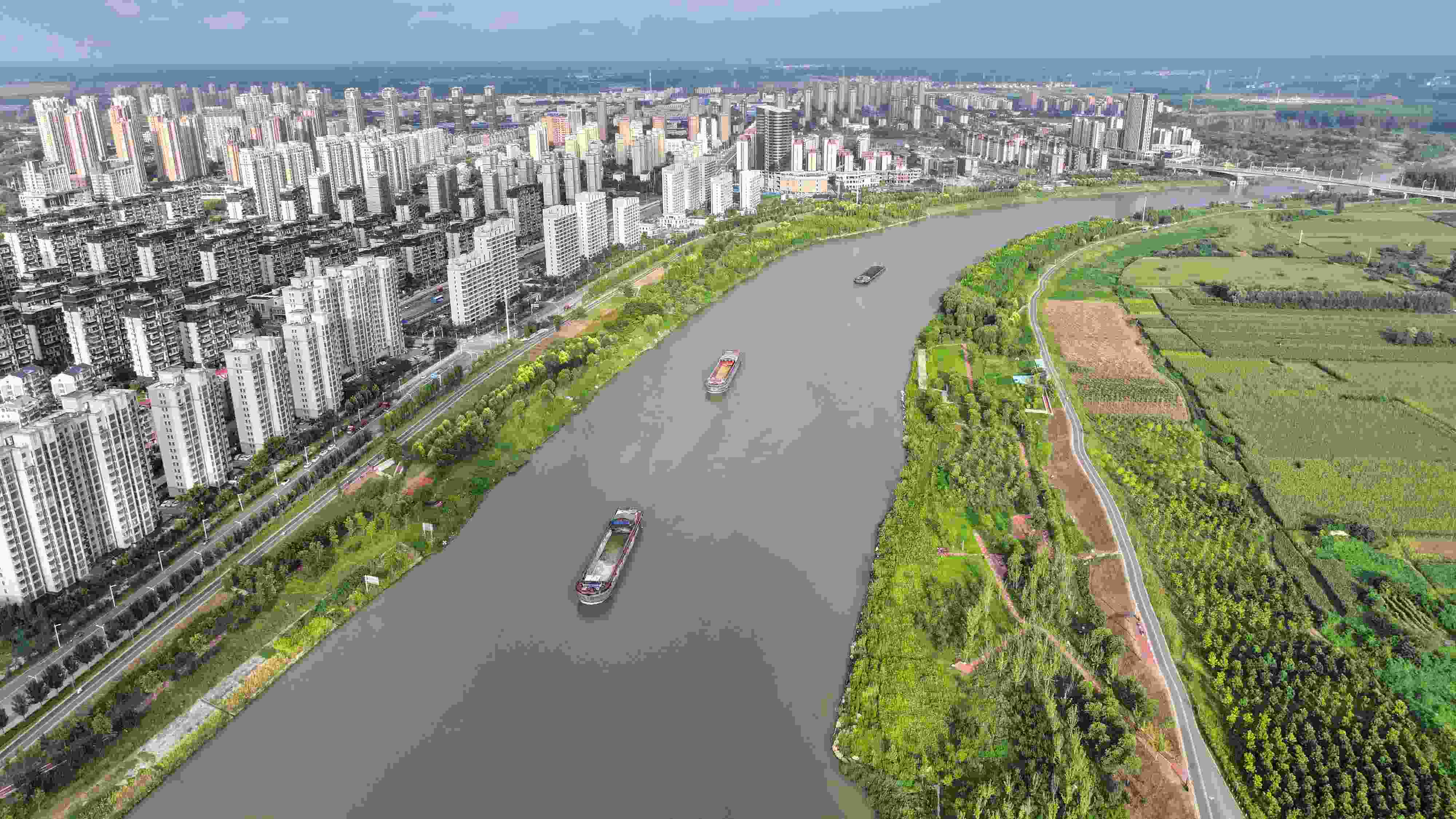 △ 2023年8月21日，安徽阜陽，初秋時節(jié)，界首城市建設(shè)與沙潁河水系、橋梁和綠植相映襯，構(gòu)成一幅生態(tài)宜居的美麗畫卷。