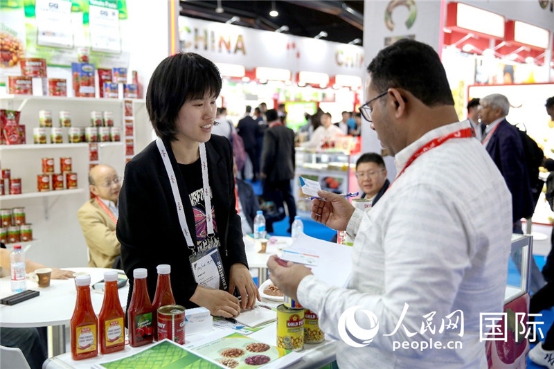 圖為中國(guó)參展企業(yè)代表與采購(gòu)商交流。人民網(wǎng) 塔里克·易卜拉欣攝