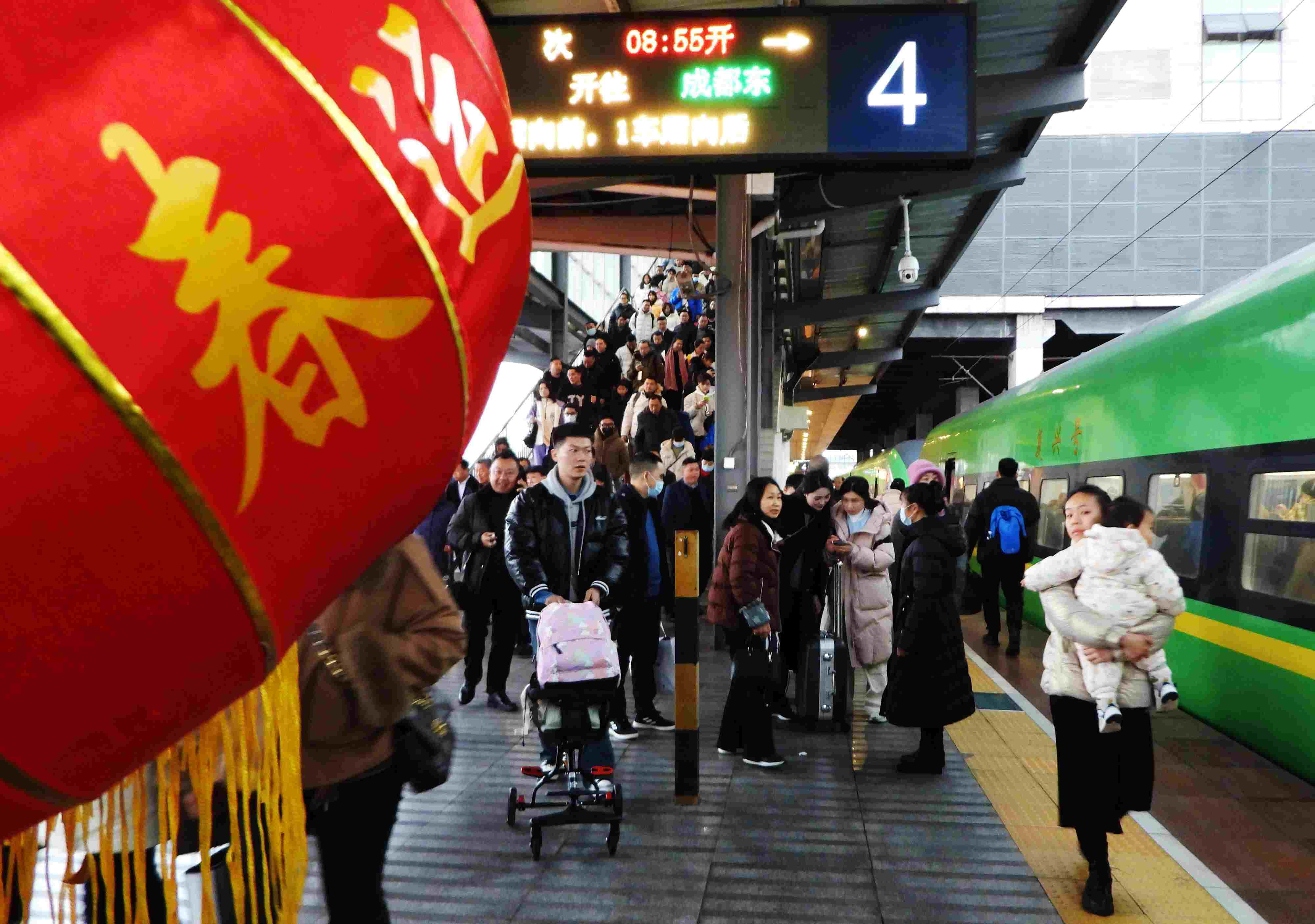 △ 2024年1月26日，四川省達州市車站，準備乘坐“復(fù)興號”動車組列車出行的旅客。