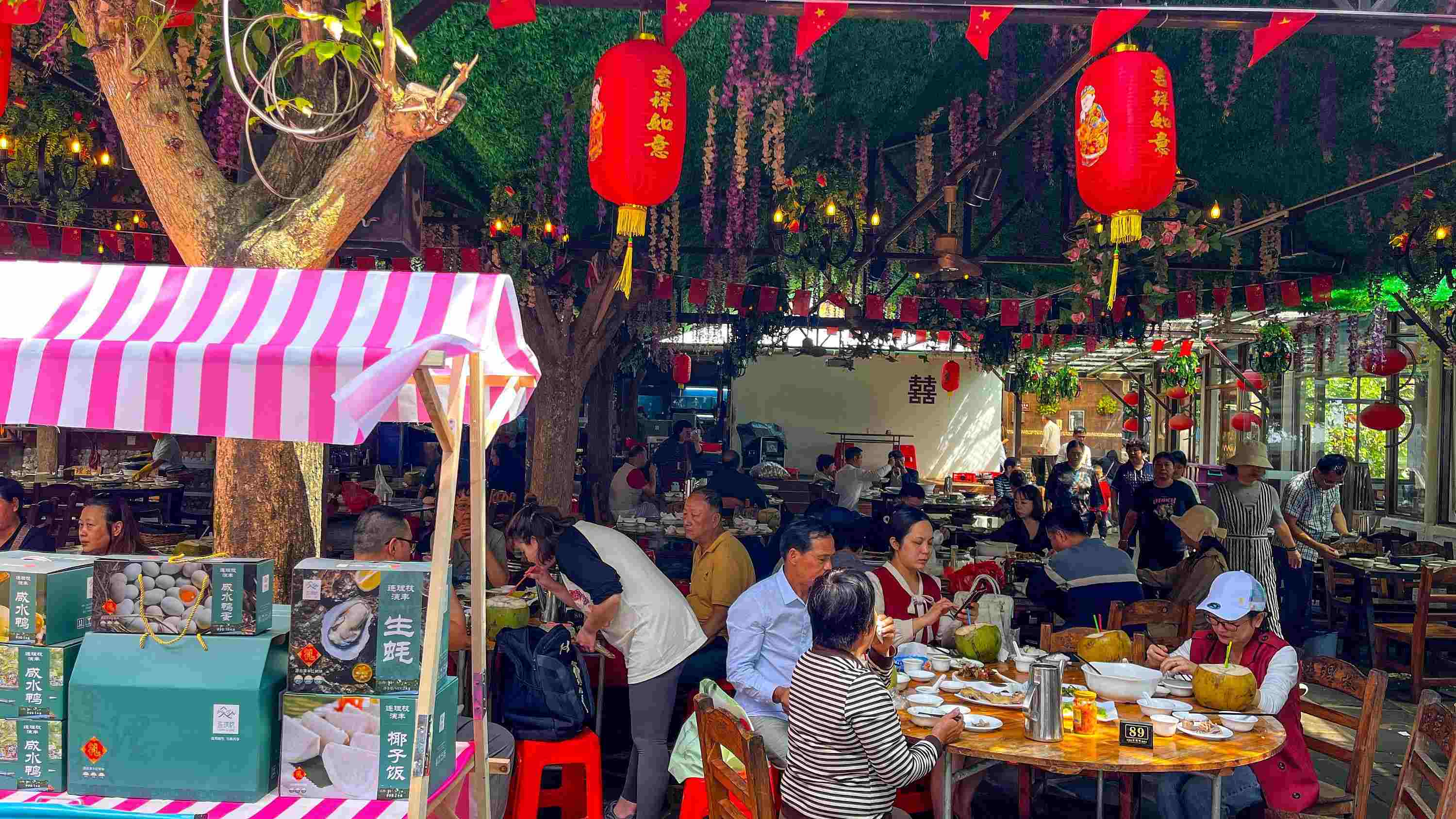 △ 2024年2月17日，春節(jié)假期最后一天，?？卩l(xiāng)村旅游持續(xù)火爆，眾多游客前往漁家樂品嘗特色海鮮和鄉(xiāng)村美食。